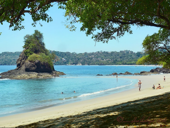 playa-espadilla-sur-costa-roca